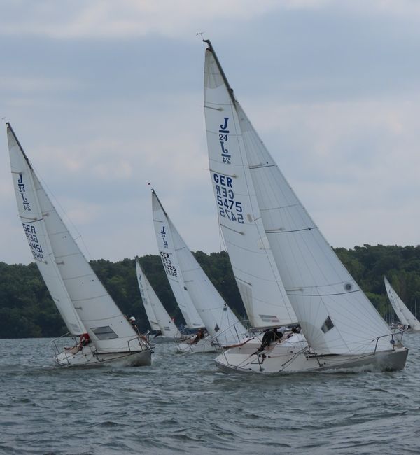 Die J/24 High Jinks, GER 5475, am Wind im Regattafeld
